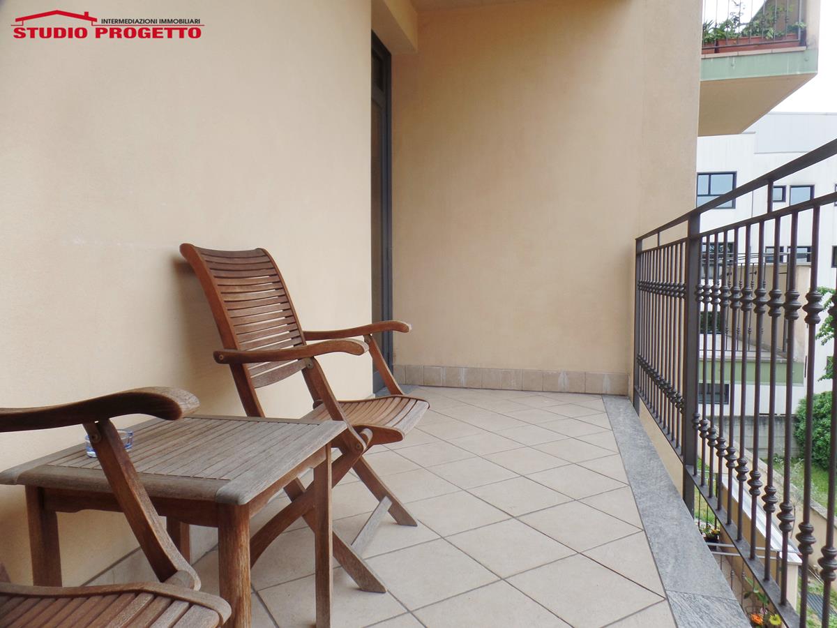 Bilocale arredato con due balconi, cantina e box in vendita a Cesano Maderno (MB) 3